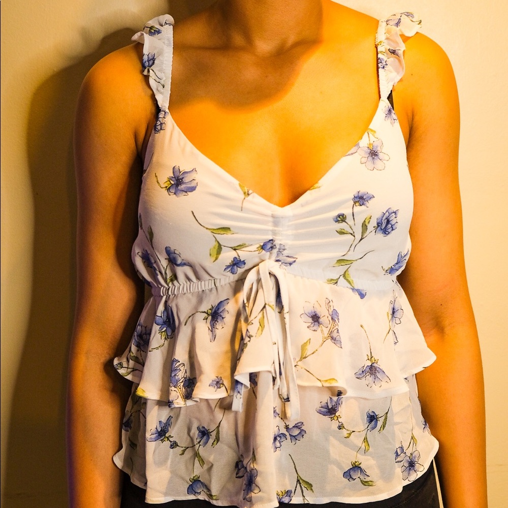 Super cute floral top 🫐